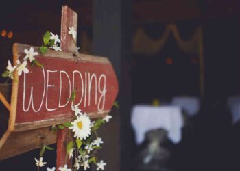 Lantern Glow & Countryside Vows: The Perfect Barn Wedding